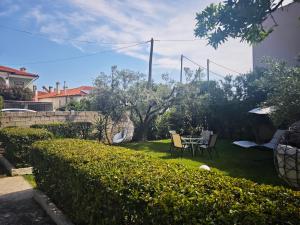 a garden with a table and chairs in a yard at Elina House in Nikiti