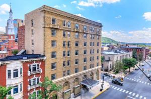 a large brick building on a city street at Sleek 2BR apartment in prime location in Reading