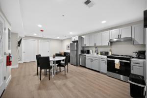 a kitchen with a table and chairs in it at Sleek 2BR apartment in prime location in Reading