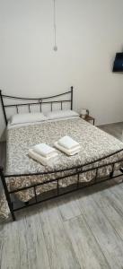 a bed with two pillows on it in a room at Casa Italiannebrasille in Castellana Grotte