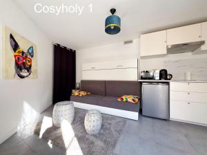 a living room with a couch and a kitchen at Cosyholy in Vitry-sur-Seine