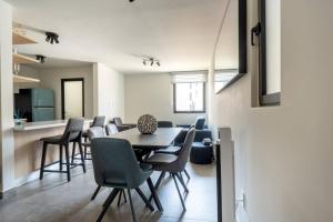 a dining room with a table and chairs at Un escape moderno dentro de Zibatá in San Vicente Ferrer