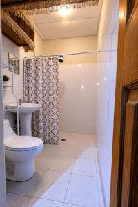 a bathroom with a toilet and a shower at Casa Xuchi in Juayúa