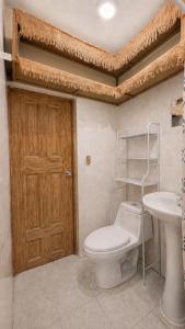 a bathroom with a toilet and a sink at Casa Xuchi in Juayúa