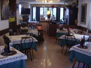 A restaurant or other place to eat at Hotel Cortina