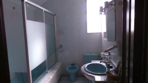 a bathroom with a shower and a sink and a toilet at Apartamento Planeta 2º Dcha in O Porto de Espasante