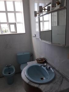 a bathroom with a sink and a toilet and a mirror at Apartamento Planeta 2º Dcha in O Porto de Espasante