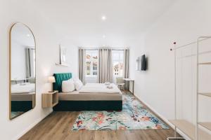 a bedroom with a bed and a mirror at Altmarkt Palais in Löbau