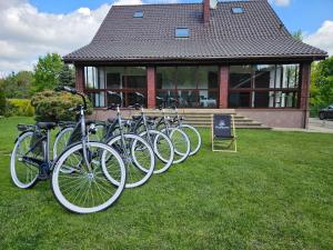 a row of bikes parked in front of a house at Dom Nad Wodą - Smolarnia in Smolarnia
