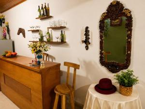 a mirror and a table with a hat on it at Casa hostal la herradura in San Vicente de Chucurí
