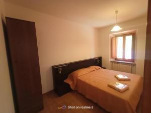 a bedroom with a bed with two towels on it at Da Carlo in Pietralunga