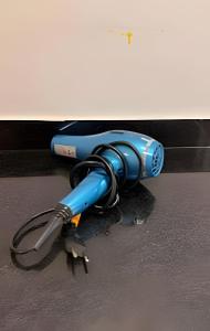 a blue object is laying on the floor at Confortável 1 Quarto Ar Wi-fi Garagem in Vitória