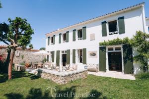 a large white house with a yard with chairs at Villa Phoenix in La Couarde-sur-Mer