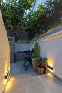 a patio with two benches and lights on a building at Charma Urban Living in Bendevís