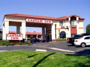 a casino inn with cars parked in a parking lot at Castaic Inn Six Flags Valencia in Castaic