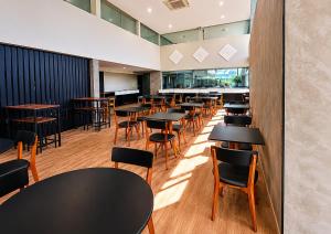 a row of tables and chairs in a restaurant at Tulip Inn Bauru in Bauru