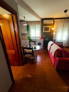 ein Wohnzimmer mit Sofa und Tisch in der Unterkunft El Bosque NOMADA 5 in El Bosque