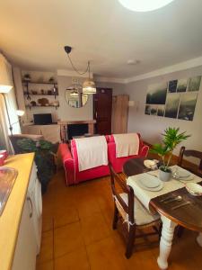 ein Wohnzimmer mit Sofa und Tisch in der Unterkunft El Bosque NOMADA 5 in El Bosque
