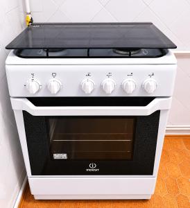 a black and white stove in a kitchen at Reyna Breeze Apartment in Constanţa +5 photos