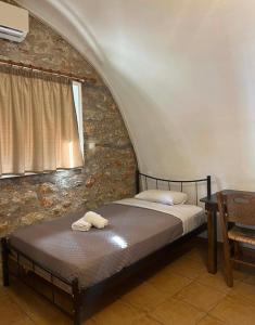 a bed with two towels on it in a room at Torre di Maina in Kharoúdha