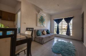 a living room with a couch and a table at Escape Turquesa in Los Algodones