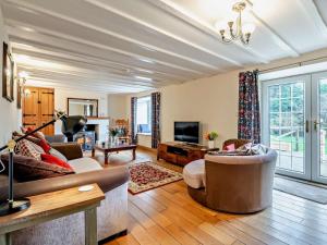 a living room with a couch and a tv at 6 Bed in Filey oc-94524 in Reighton