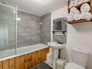 a bathroom with a toilet and a sink and a bath tub at 6 Bed in Filey oc-94524 in Reighton +38 photos