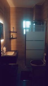 a bathroom with a tub and a toilet and a sink at Karak Castle House in Kerak