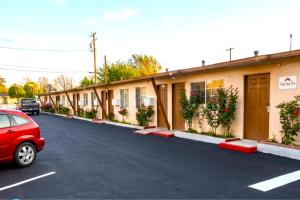 a row of houses in a parking lot at Santa Fe Motel Tehachapi by Hotel O in Tehachapi +12 photos