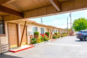 a row of buildings in a parking lot at Santa Fe Motel Tehachapi by Hotel O in Tehachapi