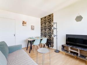a living room with a couch and a table at Vue sur Paris, Centre Ville in Choisy-le-Roi