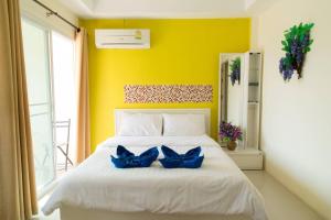 Postel nebo postele na pokoji v ubytování Lotus Suite Hua Hin
