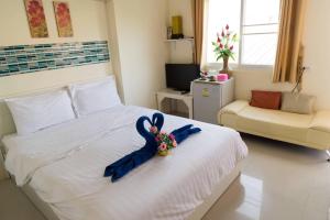 Postel nebo postele na pokoji v ubytování Lotus Suite Hua Hin