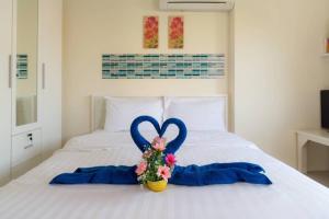 Postel nebo postele na pokoji v ubytování Lotus Suite Hua Hin