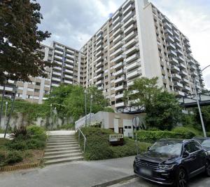 a car parked in front of a large building at Vue sur Paris, Centre Ville in Choisy-le-Roi