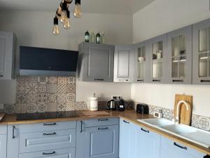a kitchen with white cabinets and a sink at Casa de Cope in Calabardina