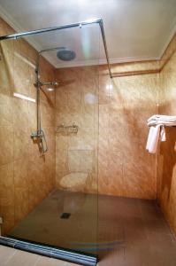 W łazience znajduje się prysznic ze szklanymi drzwiami. w obiekcie Sativa Sanur Cottages w mieście Sanur