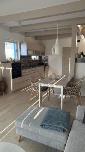 a kitchen and dining room with a table and chairs at Ferienhaus Sandbrise in Zingst
