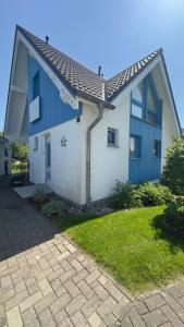 a small house with a blue and white at Ferienhaus Sandbrise in Zingst