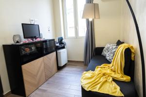 a living room with a couch and a television at Maison dei Mori in Messina