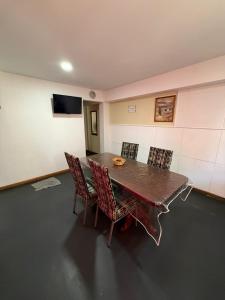 a room with a table and chairs and a television at Romedeptos I in Merlo