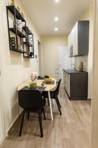a kitchen and dining room with a table and chairs at Maison dei Mori in Messina
