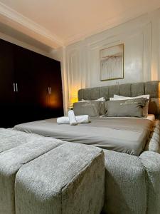 a bedroom with two large beds and a couch at Grand Studio Cosy in Cocody