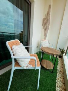 a room with a chair and a table and a window at Grand Studio Cosy in Cocody