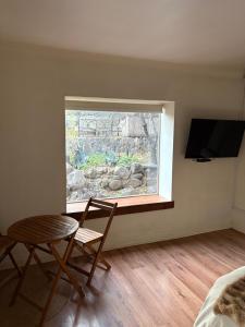 a room with a table and a chair and a window at Refugio en Camino a Farellones in Lo Barnechea