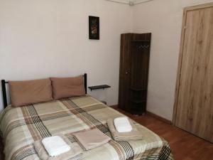 a bedroom with a bed with two towels on it at Courtyard Cottage in Athens +12 photos