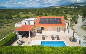 an aerial view of a house with solar panels on the roof at House Mellifera in Razvođe