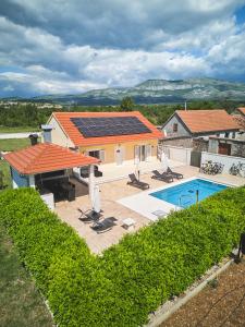 an overhead view of a house with solar panels on the roof at House Mellifera in Razvođe