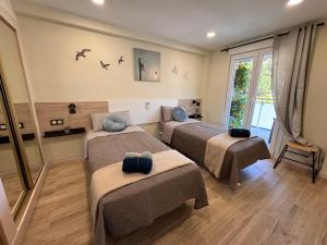 a room with three beds in a room at Apartamento a 3 min de la playa, 10 min PortAventura World - Casa Márquez TAC - Costa Dorada in Salou +62 photos