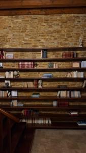 a wall filled with lots of books at Casa de piedra en el valle a 20 minutos de Ribadeo y Playa de las Catedrales in Salcido